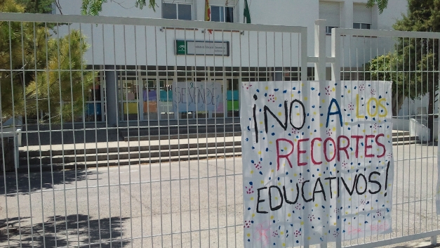 Pancarta de protesta por los recortes en el IES Mediterráneo.